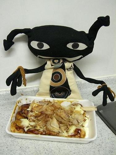 駅前の屋台たこ焼きをためすオレ